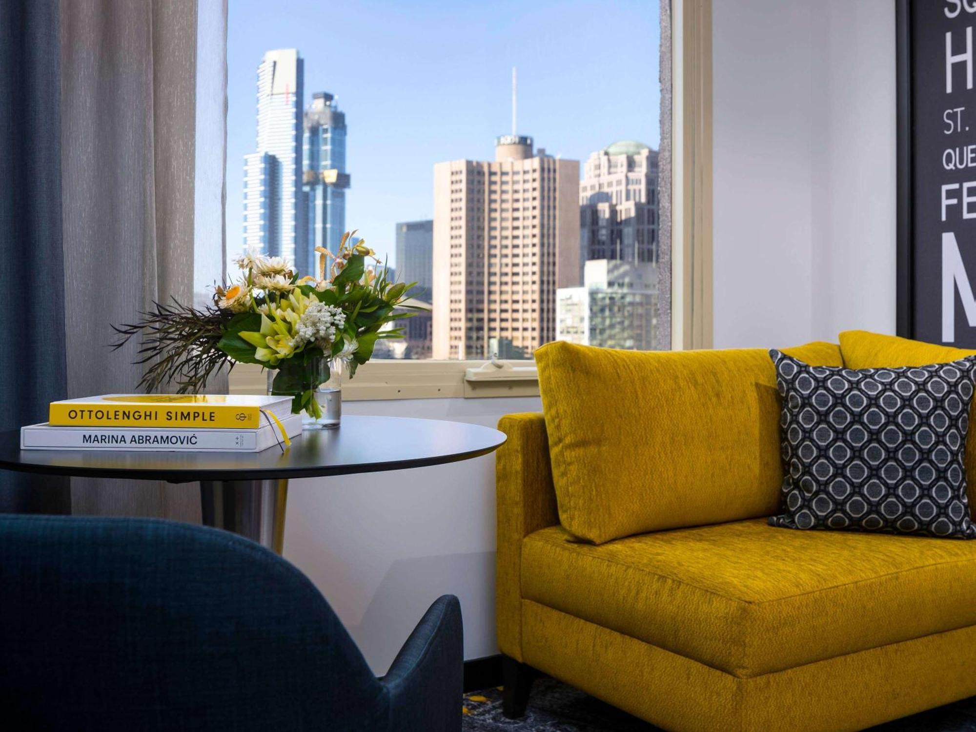 Pullman Melbourne City Centre Eksteriør billede A living room at the hotel