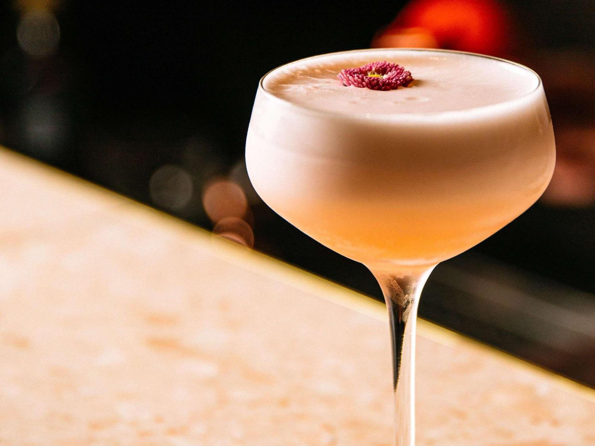 Pullman Melbourne City Centre Eksteriør billede A Clover Club cocktail
