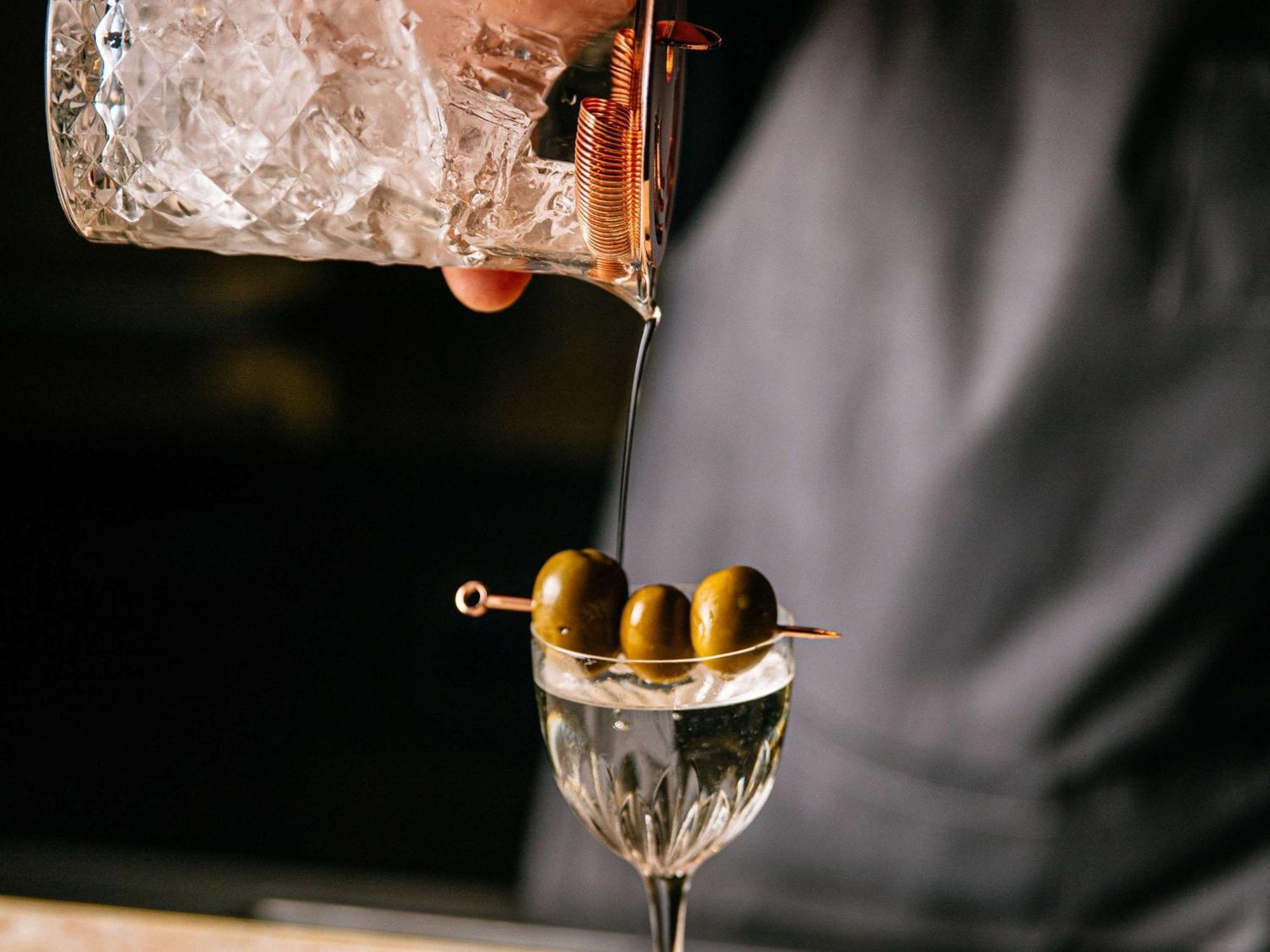 Pullman Melbourne City Centre Eksteriør billede A martini being poured