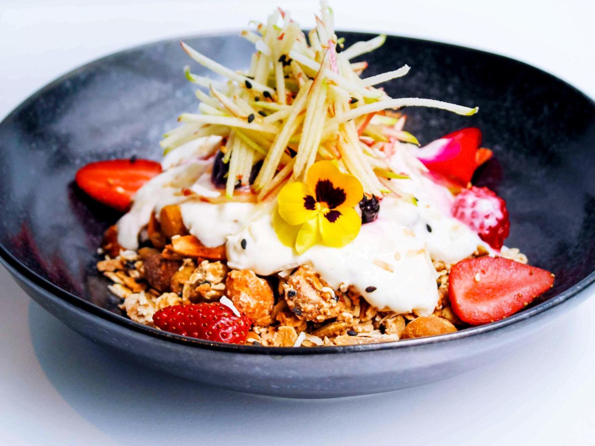 Pullman Melbourne City Centre Eksteriør billede Muesli with yoghurt and fruit