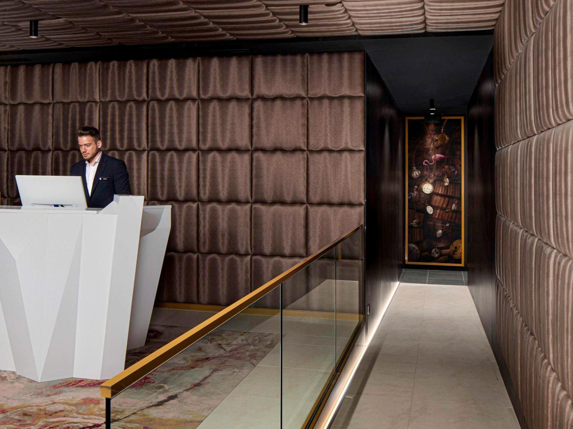 Pullman Melbourne City Centre Eksteriør billede The entrance to the hotel's private elevator