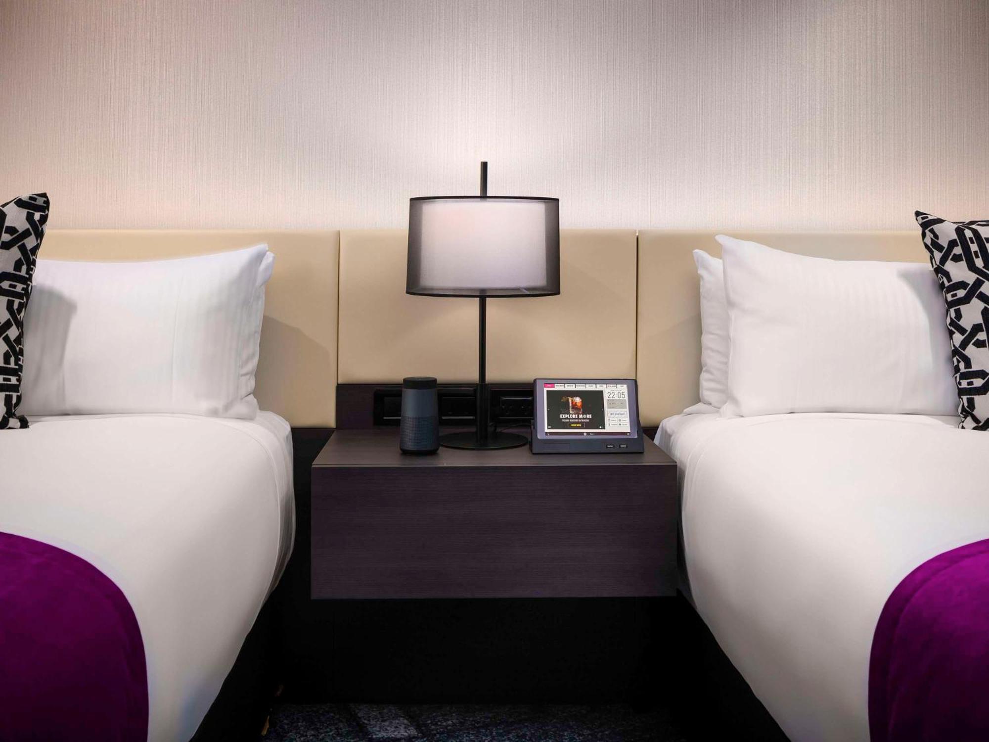 Pullman Melbourne City Centre Eksteriør billede A guest room at the Encore