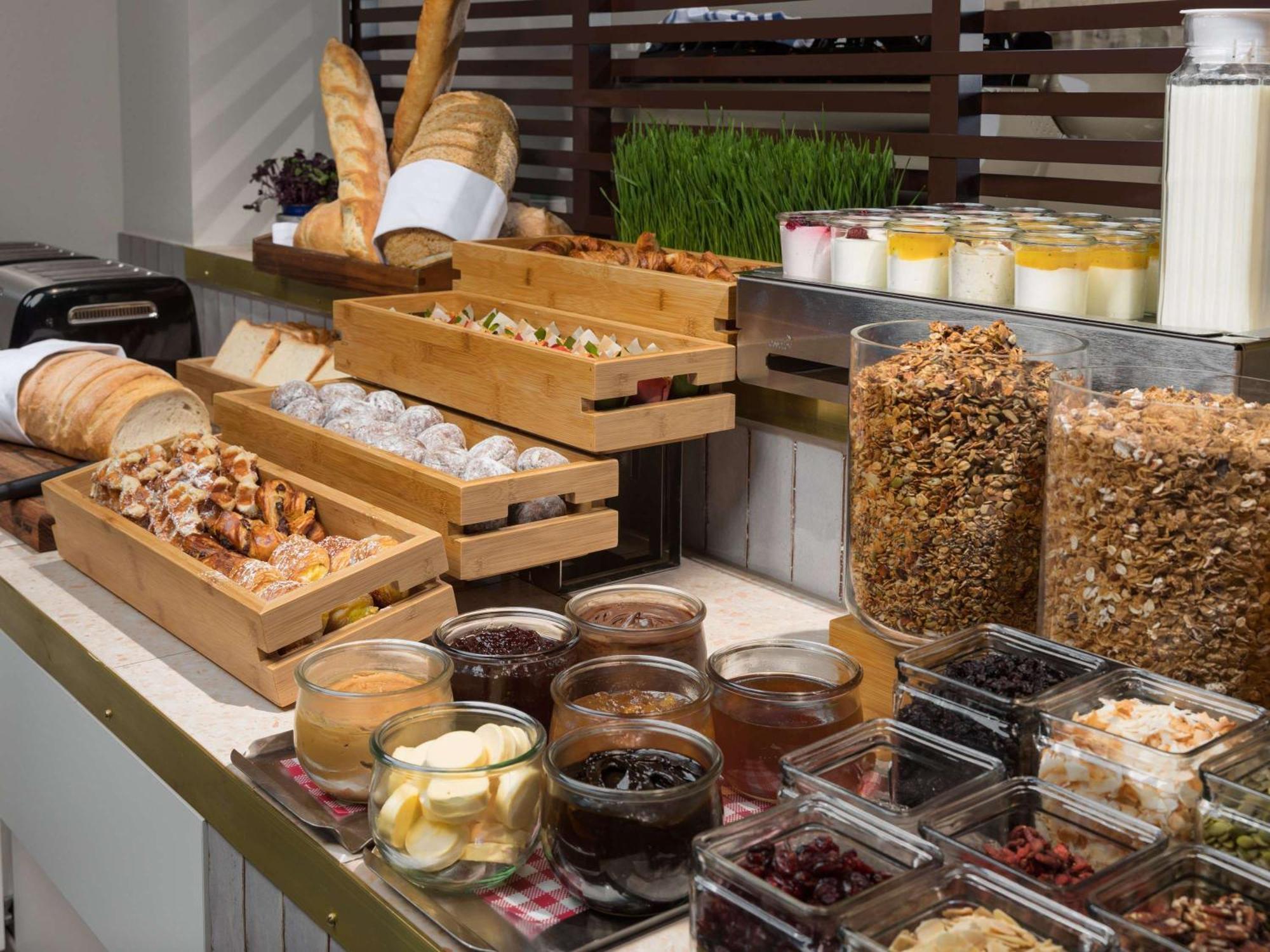 Pullman Melbourne City Centre Eksteriør billede A breakfast buffet
