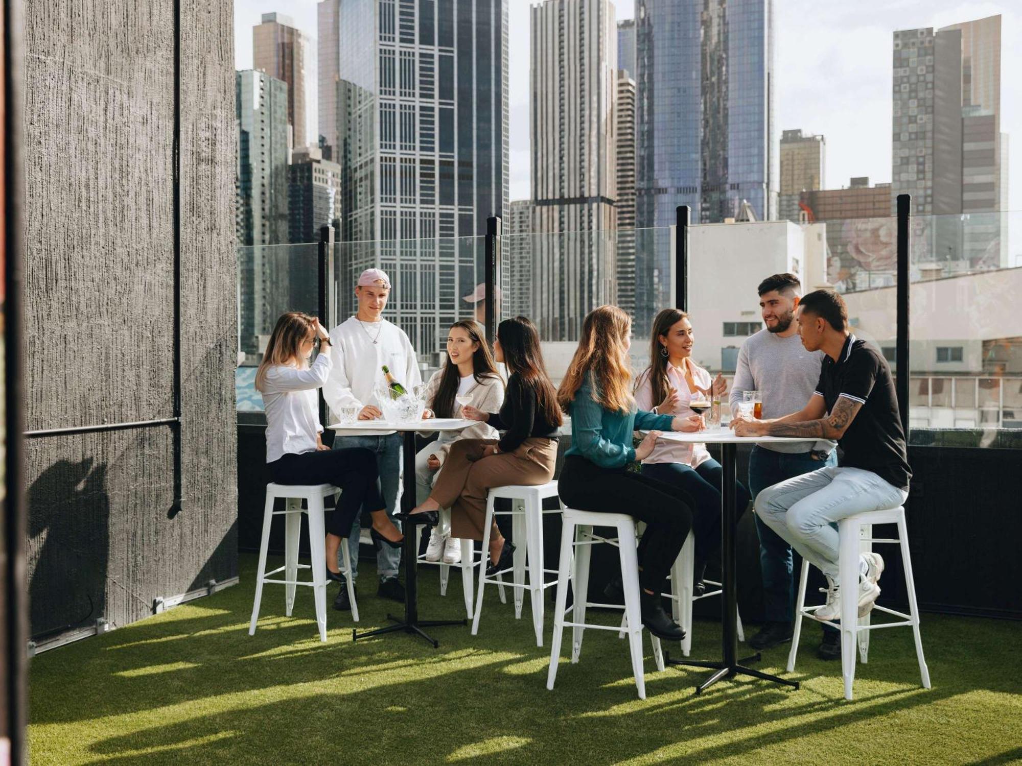 Pullman Melbourne City Centre Eksteriør billede Rooftop bar in Melbourne