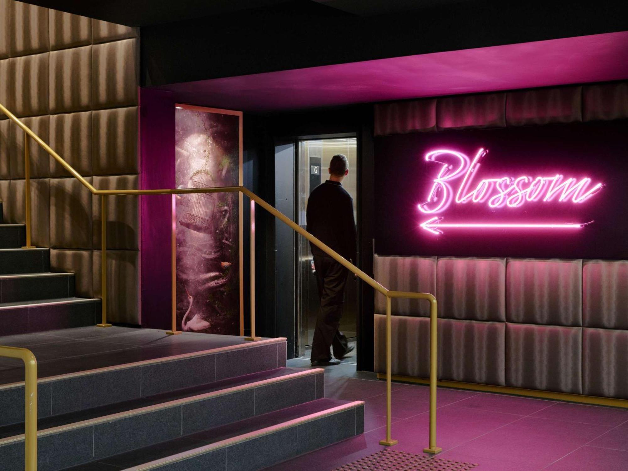 Pullman Melbourne City Centre Eksteriør billede The entrance to the nightclub