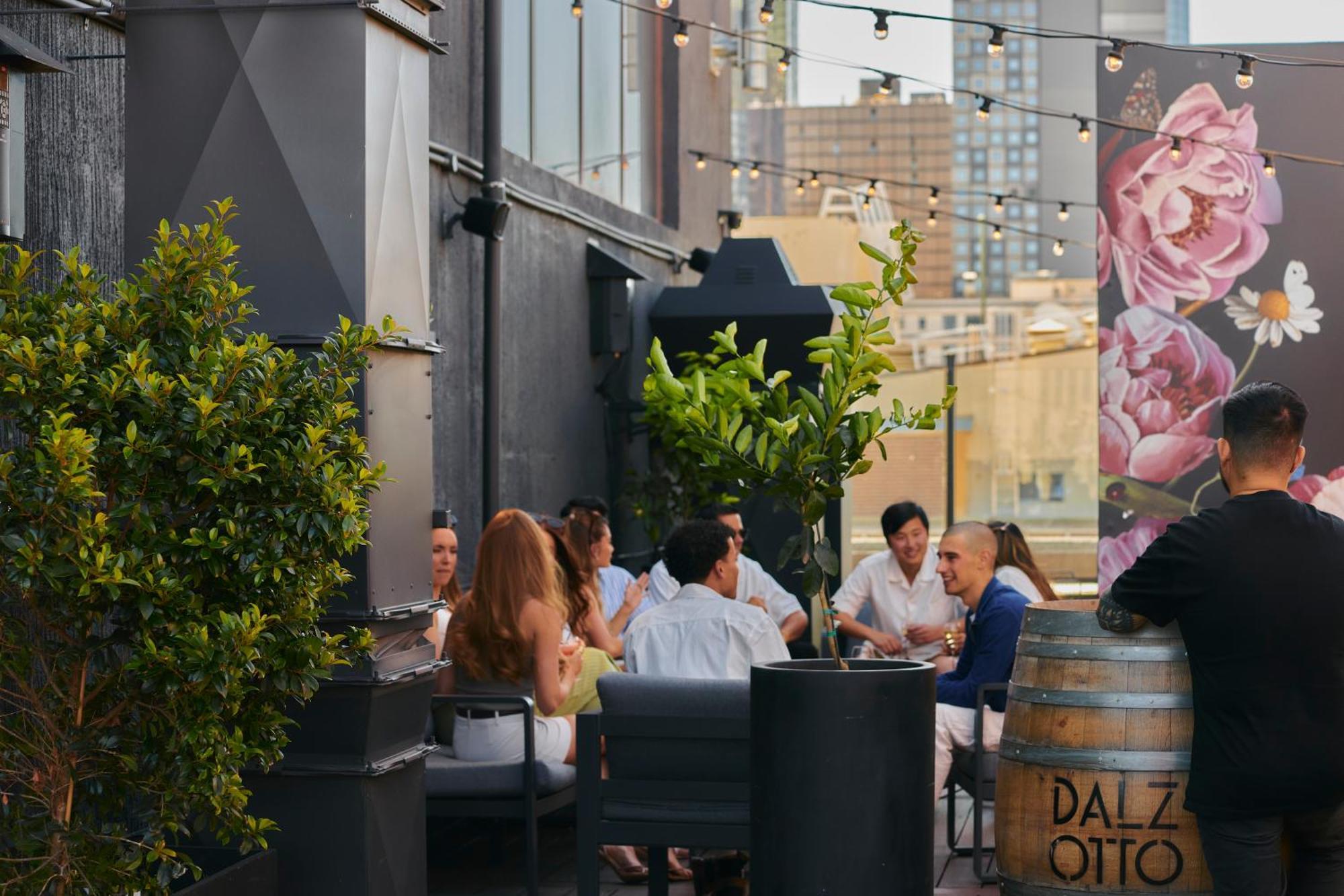 Pullman Melbourne City Centre Eksteriør billede The rooftop bar at the Hotel Indigo