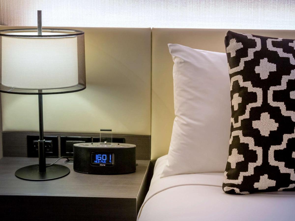 Pullman Melbourne City Centre Eksteriør billede A digital alarm clock